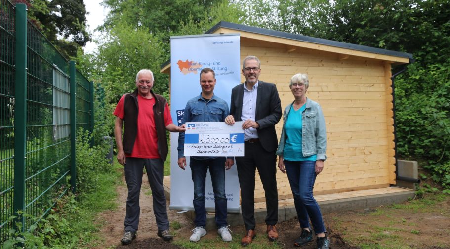 Die neue Hütte erhält nun eine Plakette der Stiftung. V. l.: Die Vereinsaktivens Uli Wacker, Christian Wiegand und Ilona Engelhard nehmen mit Freunde die Spende von Vorstandsmitglied Winfried Sachs (2.v.r.) entgegen. Foto: Lenz